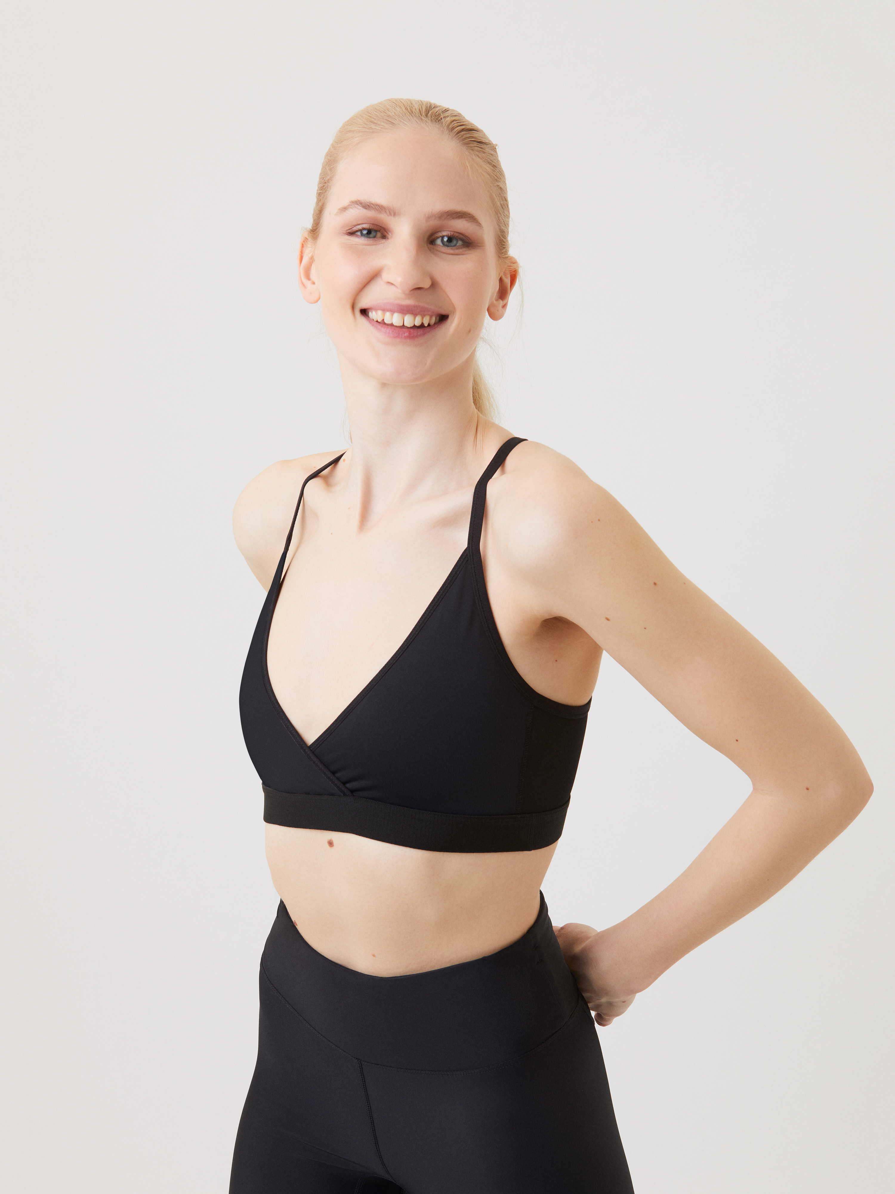 Performance Low V Support Top - Black Beauty, Women